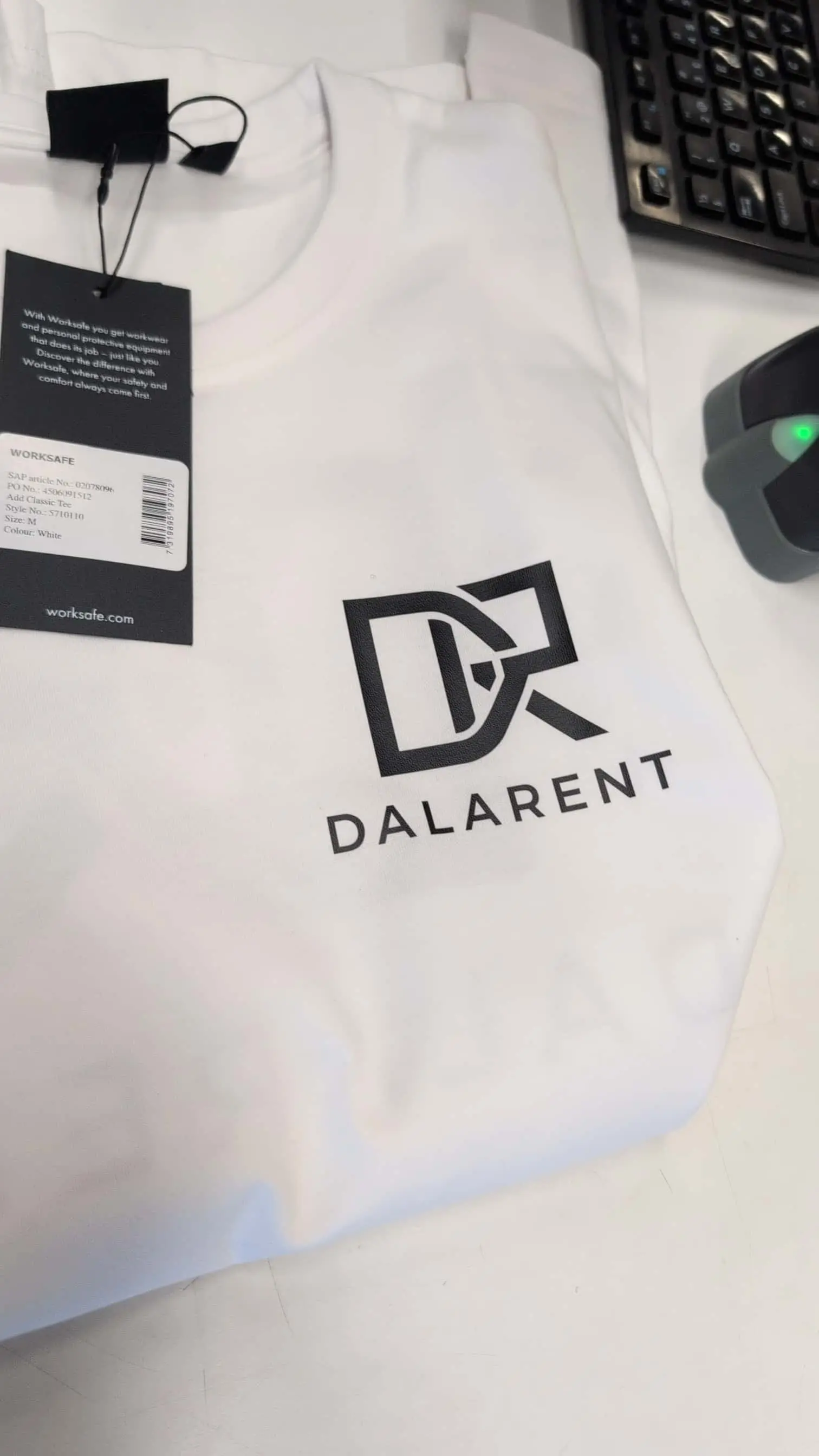 Arbetströja märkt med Dalarents logotyp – ett riktigt, uniformerat företag.